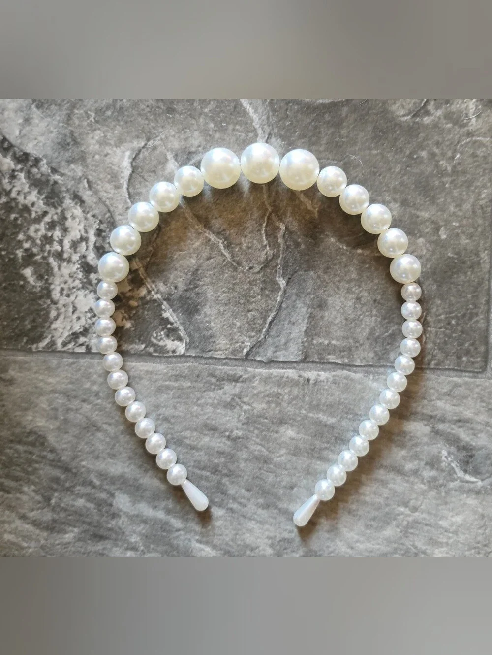 White Faux Pearl Headband With Graduated Design With Larger Pearls In Center